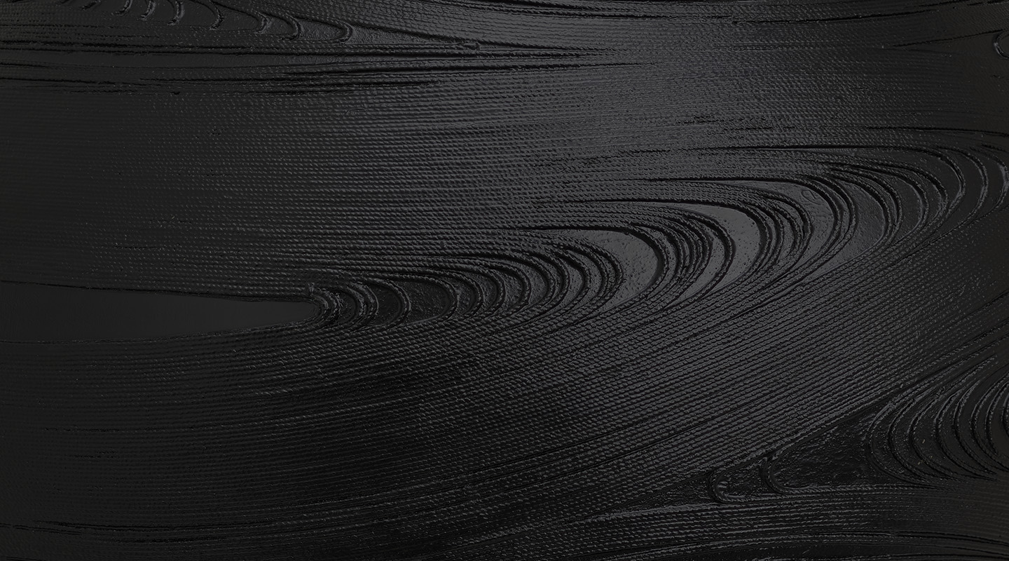 Nahansicht einer schwarzen Oberflächen mit geschwungener Textur und Rillen.