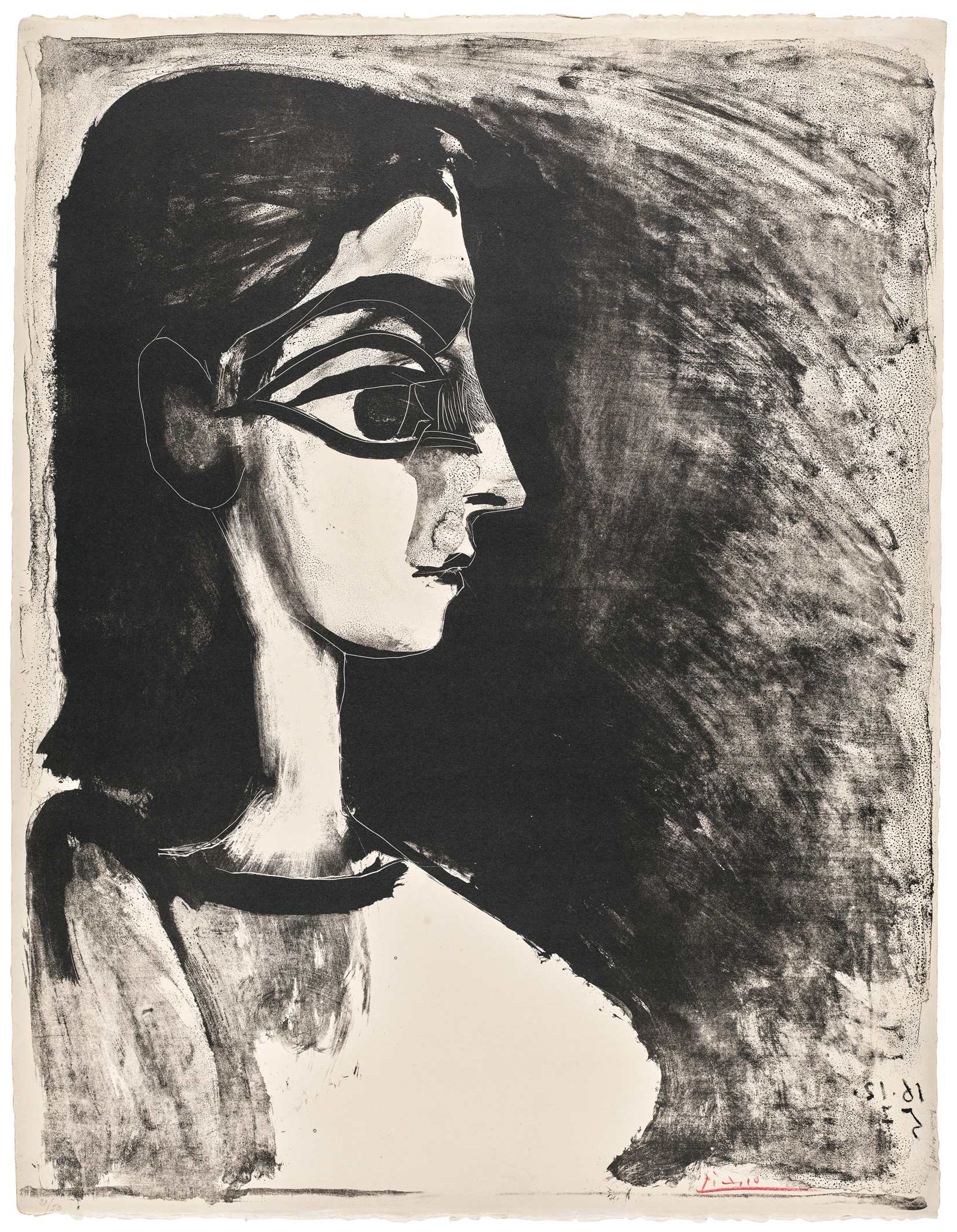 Büste einer schwarzhaarigen Frau im Profil.