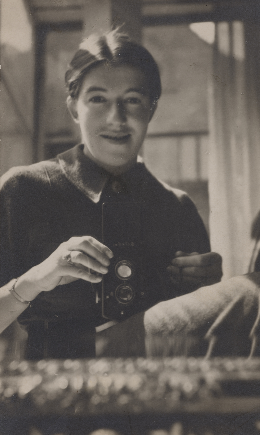 Annelise Kretschmer mit Kamera von 1927. (Repro: LWL-MKuK/Hanna Neander ©Nachlass Annelise Kretschmer, LWL -Museum für Kunst und Kultur, Münster)