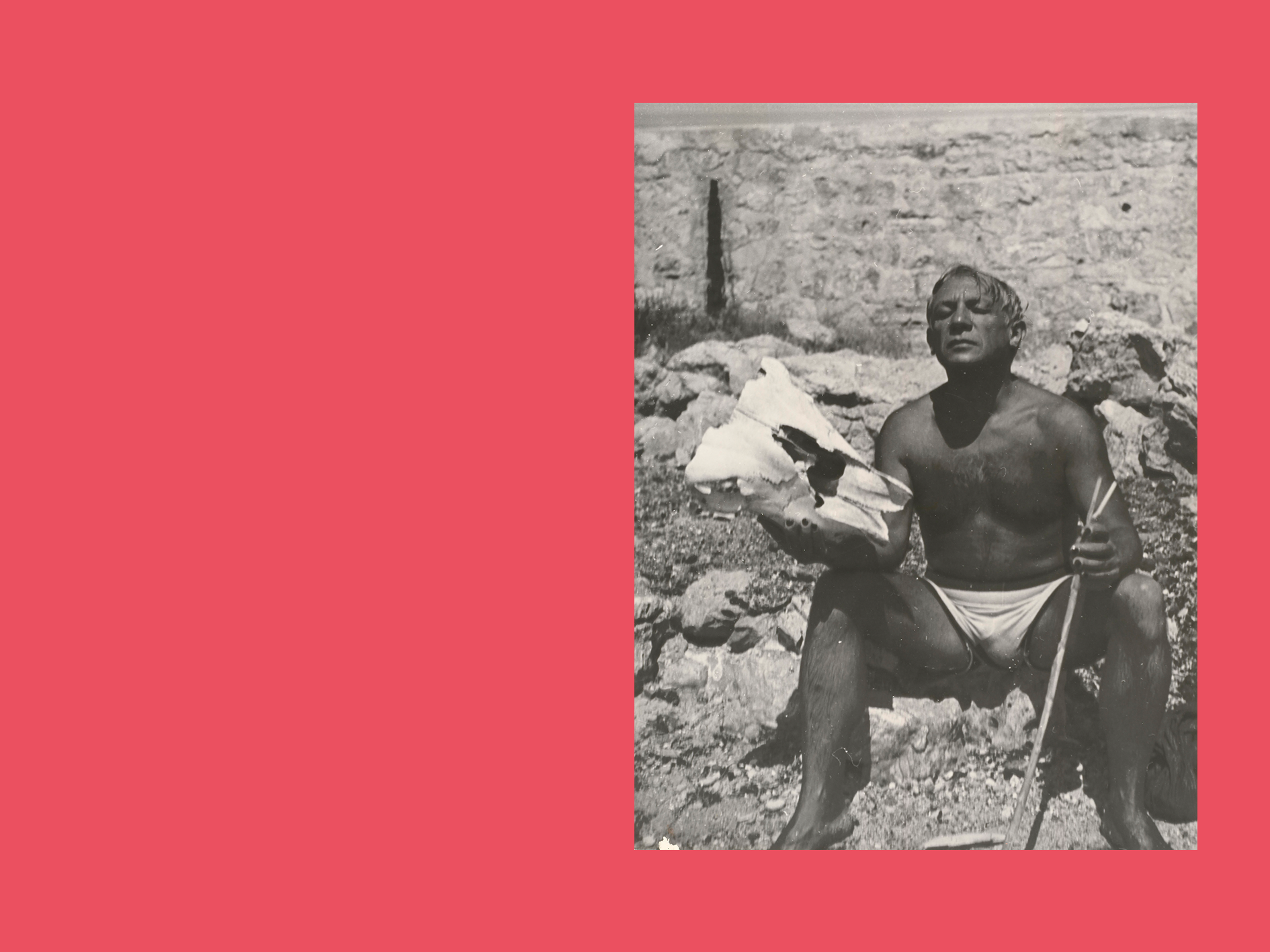 Dora Maar, Pablo Picasso mit geschlossenen Augen und einem Rinderschädel in der Hand am Strand von Juan-les-Pins, um 1937