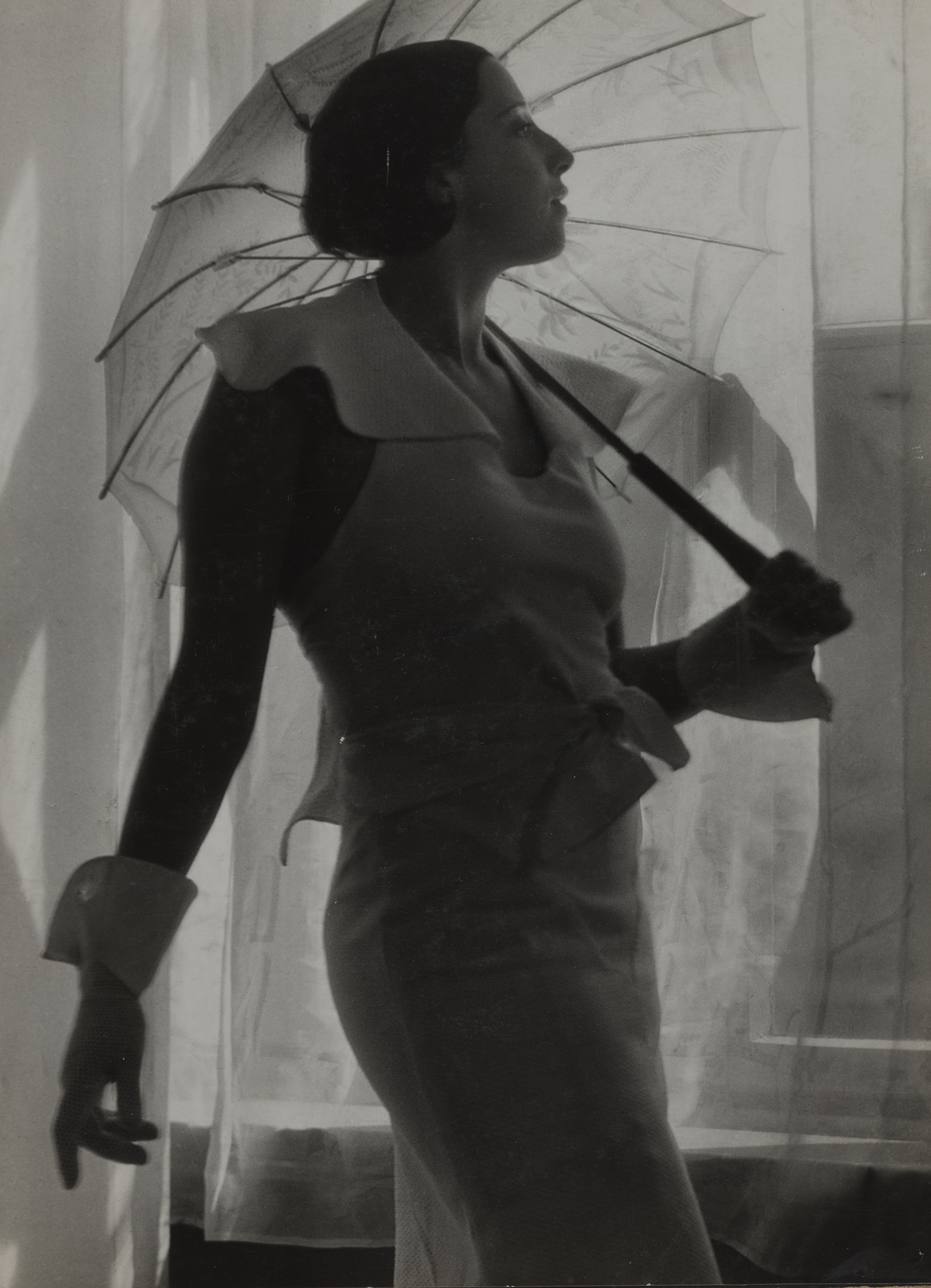 Modell mit Sonnenschirm, 1930er-Jahre (Repro: LWL-MKuK/Hanna Neander ©Nachlass Annelise Kretschmer, LWL-Museum für Kunst und Kultur, Münster)