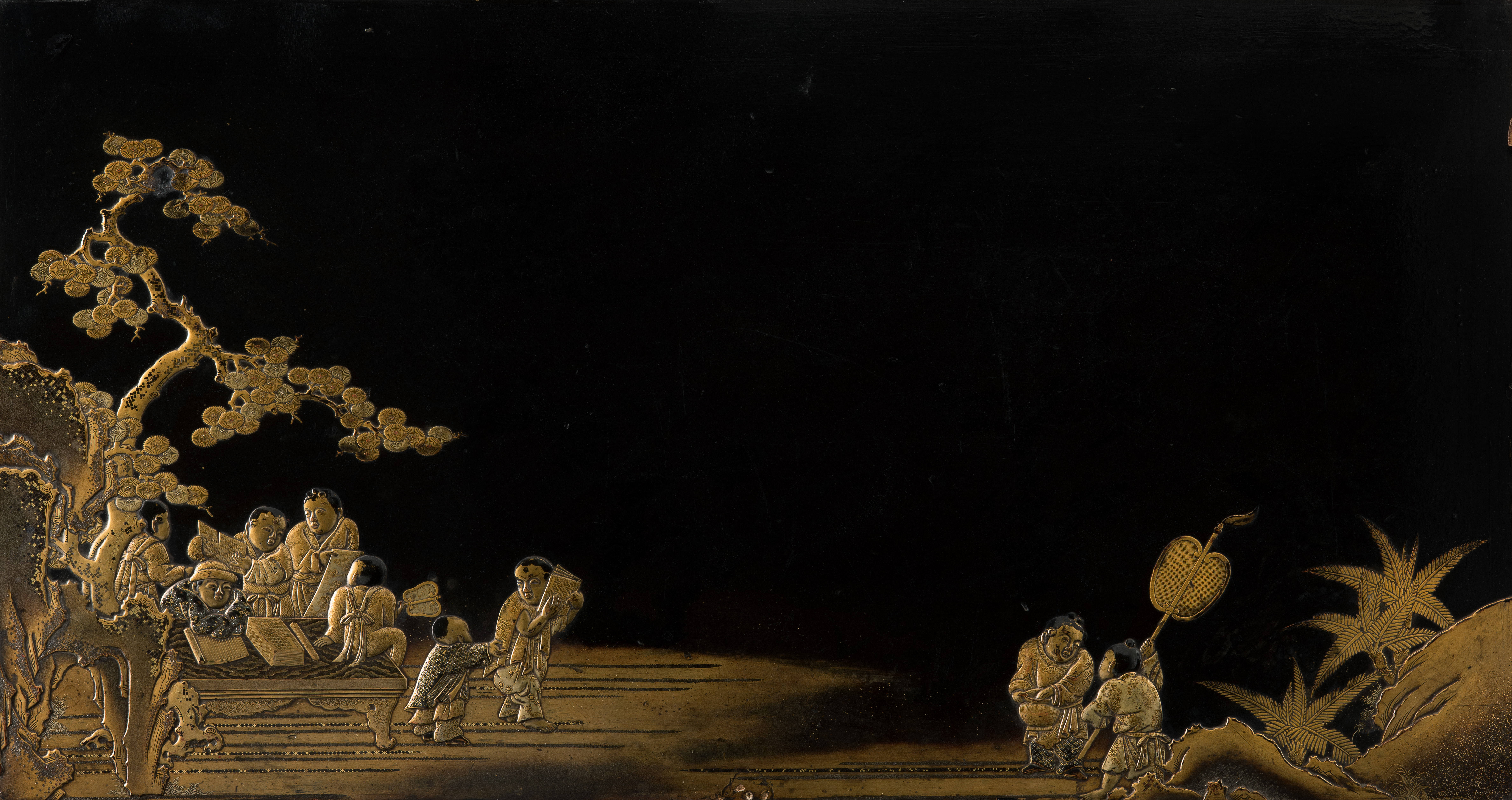 Spielende Kinder vor schwarzem Grund