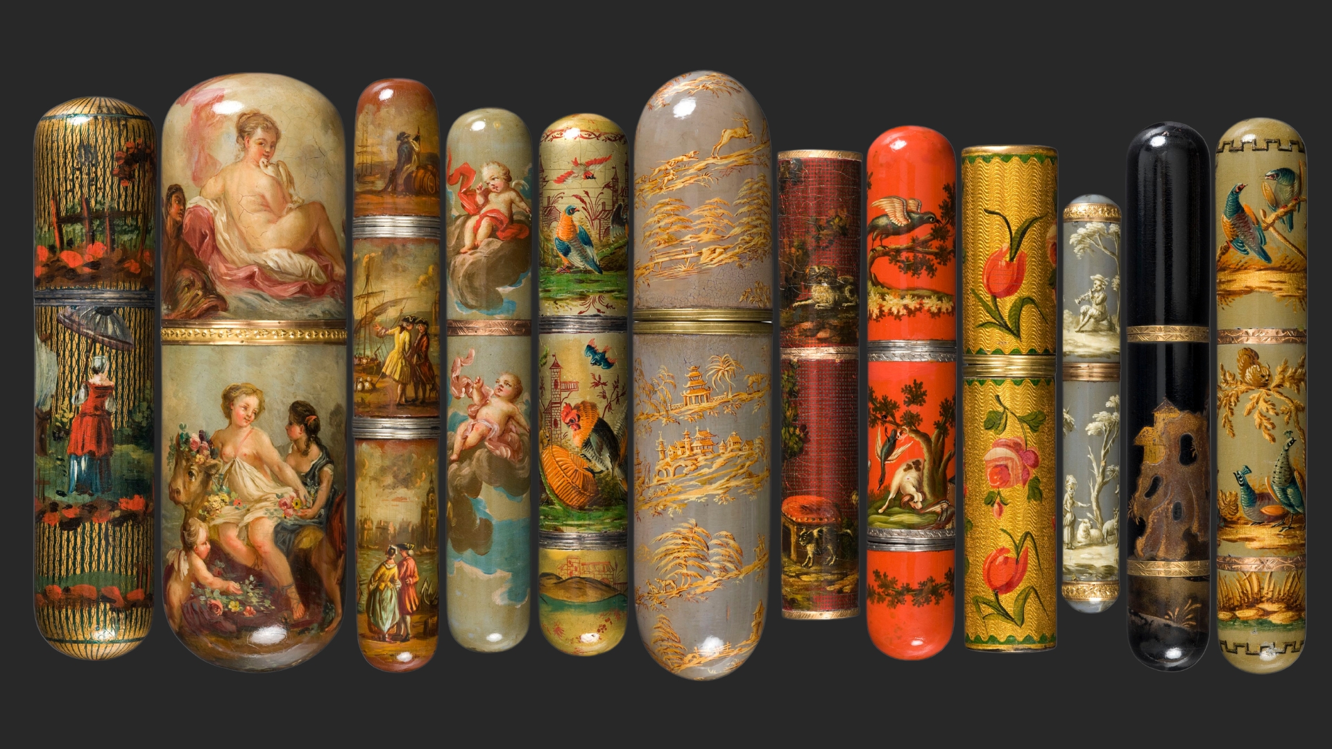 Bunte französische Nadeletuis nebeneinander montiert.