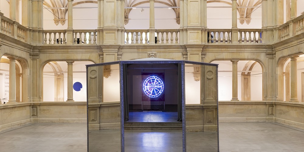 Ein verspiegelter Pavillon befindet sich im Zentrum vom Lichthof.