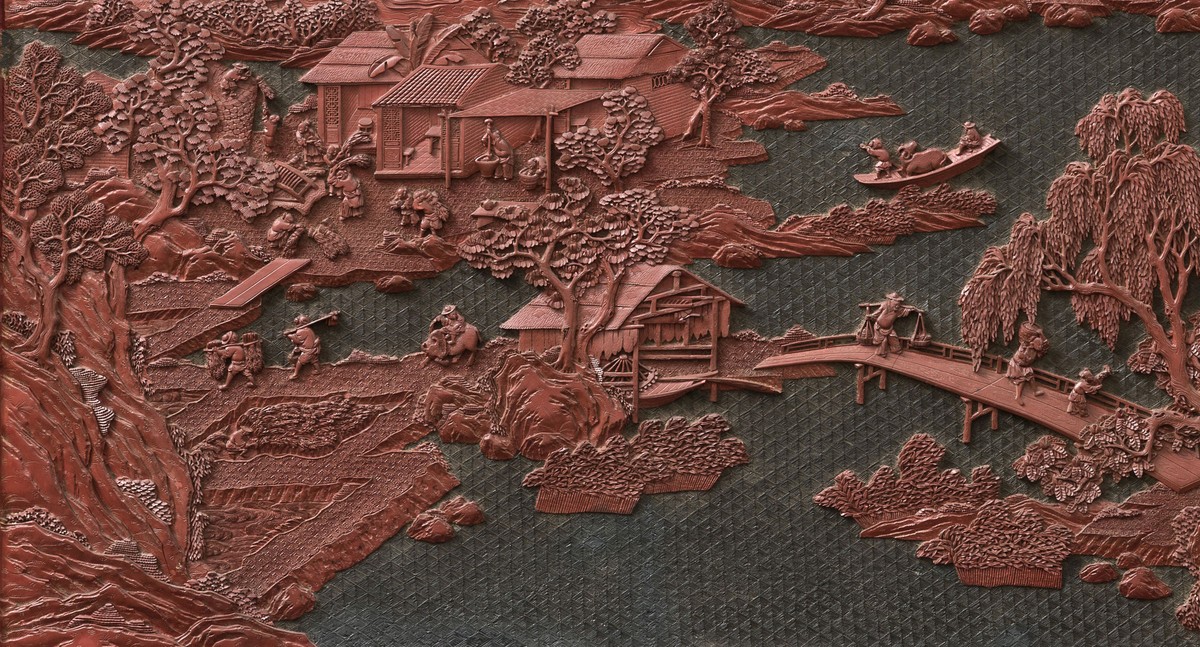 Rotes Schnitzlackobjekt: Ausschnitte der Reis, Tee- und Seidenproduktion in einer bergigen asiatischen Landschaft.