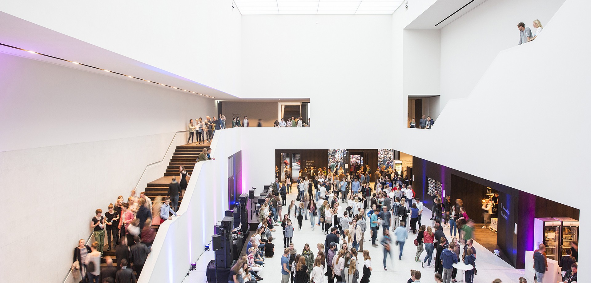 Das Foyer im Museum mit vielen Menschen belebt.