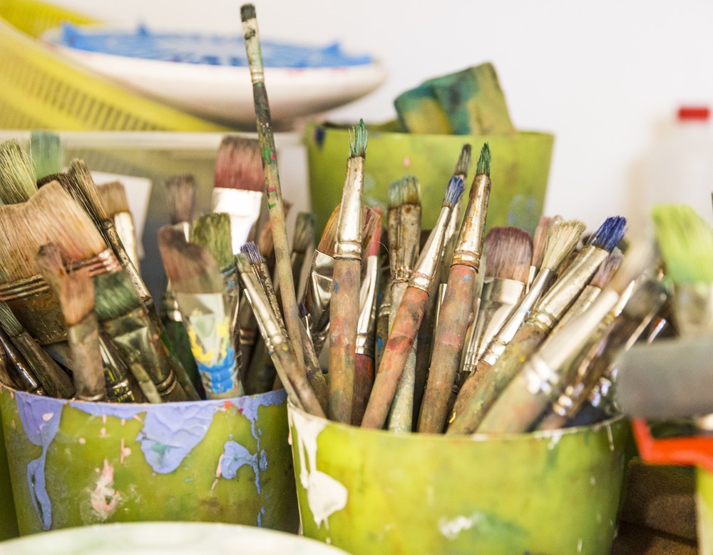 Malpinsel in mehreren Bechern