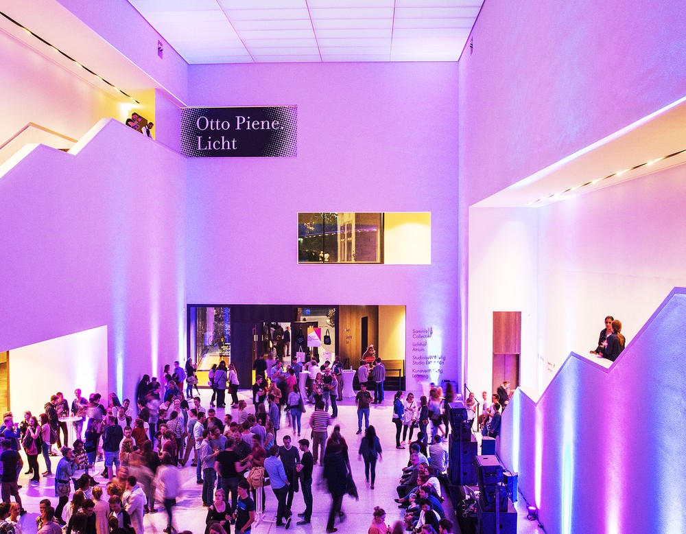 Foyer mit bunten Lichtern