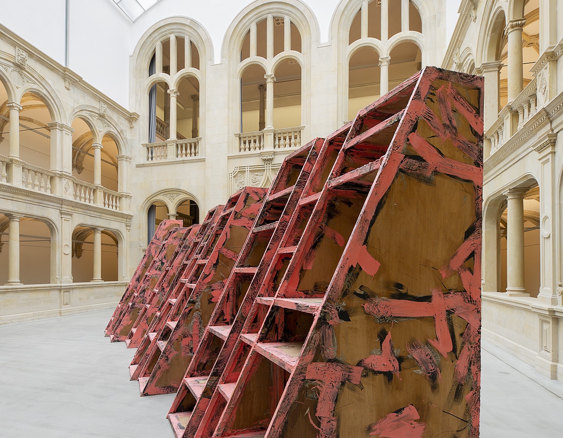 Phyllida Barlow: „STREET untitled: shelfstructure“ im Lichthof. Foto: LWL/Hannah Neander