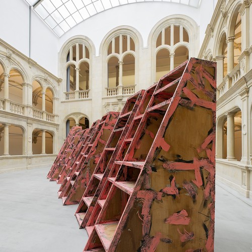 Holzkonstruktion von Phyllida Barlow im Lichthof.