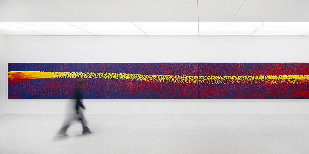 Strich (auf Blau) von Gerhard Richter. Eine blaue Farbfläche mit roten Elementen oben und unten sowie gelben Elementen als Strich in der Mitte.