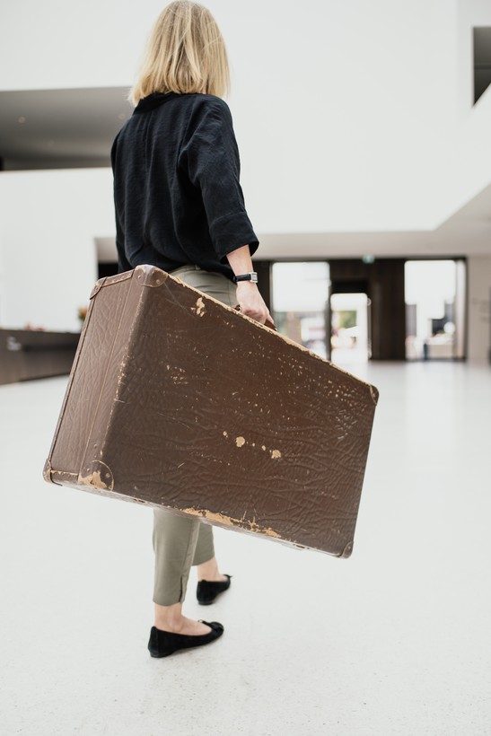 Frau mit Koffer.