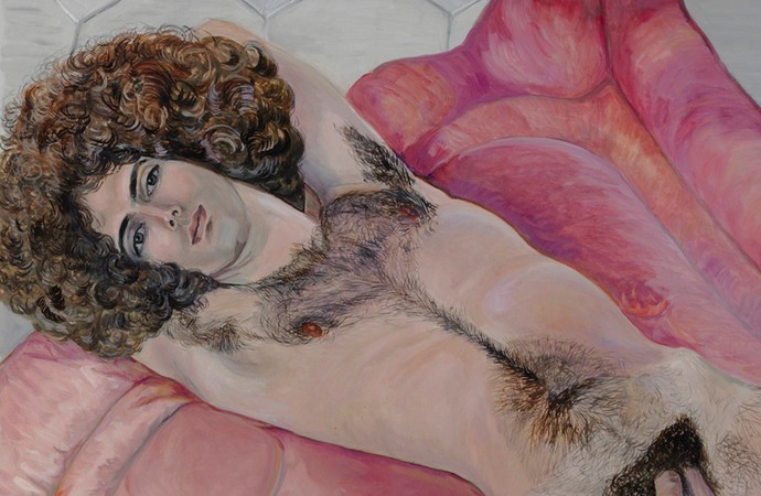 Ein nackter Mann liegt auf rosa Stoff.