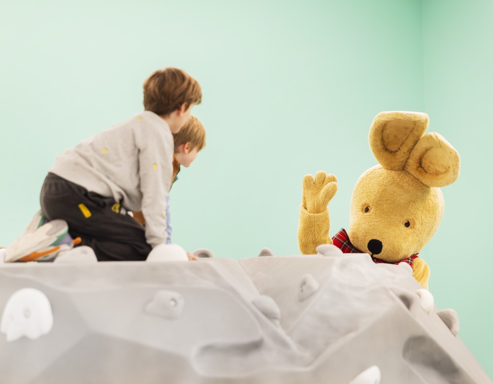 Der Hase Felix in der Ausstellung "Reiselustig."