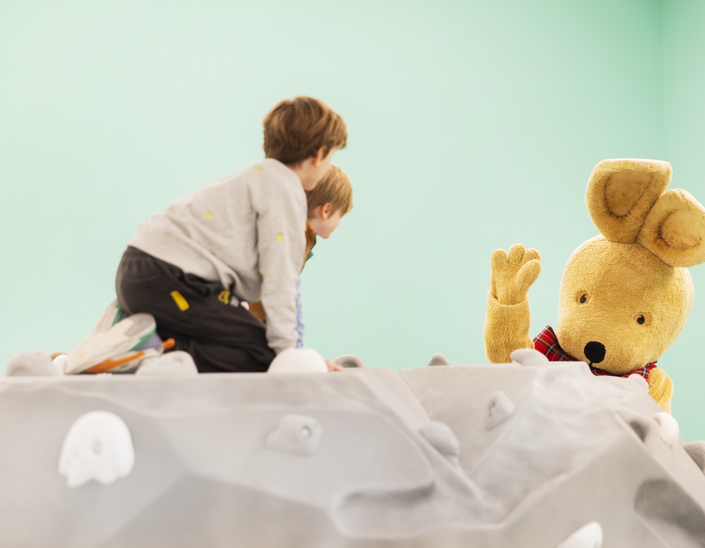 Der Hase Felix in der Ausstellung "Reiselustig."