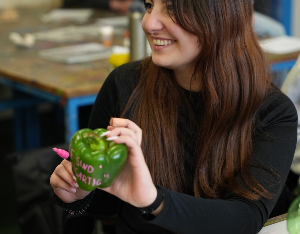 Schülerin mit Paprika