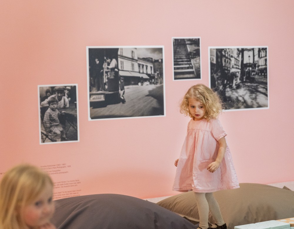 Kinder in der Ausstellung "Reiselustig"