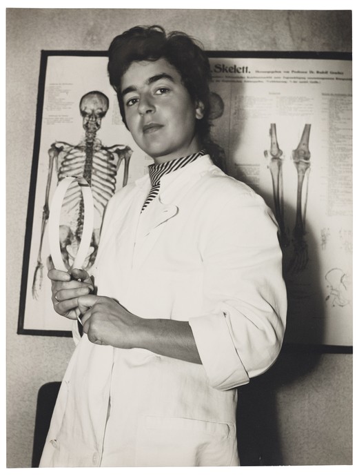 Porträt der HNO-Ärztin Frau Dr. Mentler aus Dortmund mit Stethoskop und weißem Kittel. (öffnet vergrößerte Bildansicht)