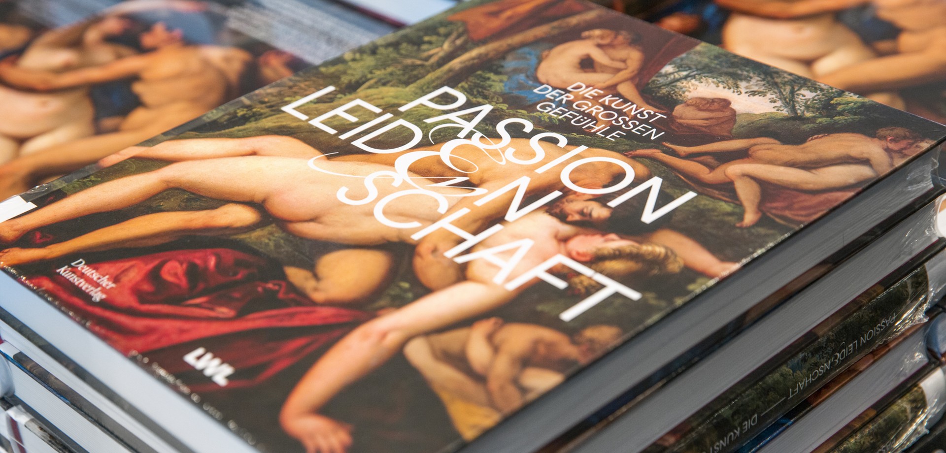 Blick auf einen Stapel Kataloge der Ausstellung Passion Leidenschaft