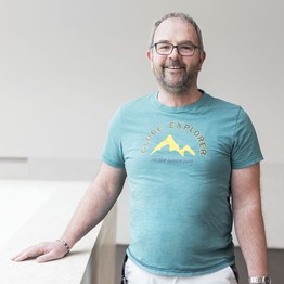 Das Foto zeigt den Maler Thomas Püth.