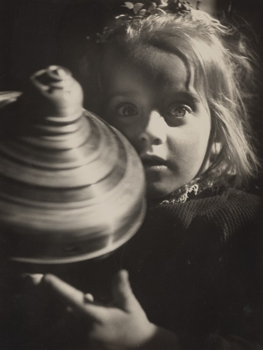 Nina Kretschmer als Kind mit einem Kreisel in der Hand (vergrößerte Bildansicht wird geöffnet)
