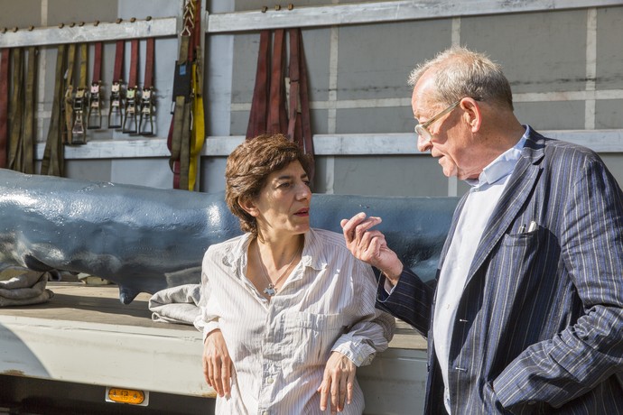 Das Bild zeigt Kasper König im Gespräch mit der Künstlerin Nairy Baghramian.