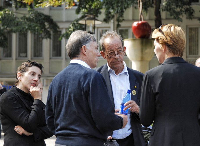 Das Foto zeigt Kasper König 2007 im Gespräch mit zwei Personen. Im Hintergrund ist eine große Kirsche zu sehen.