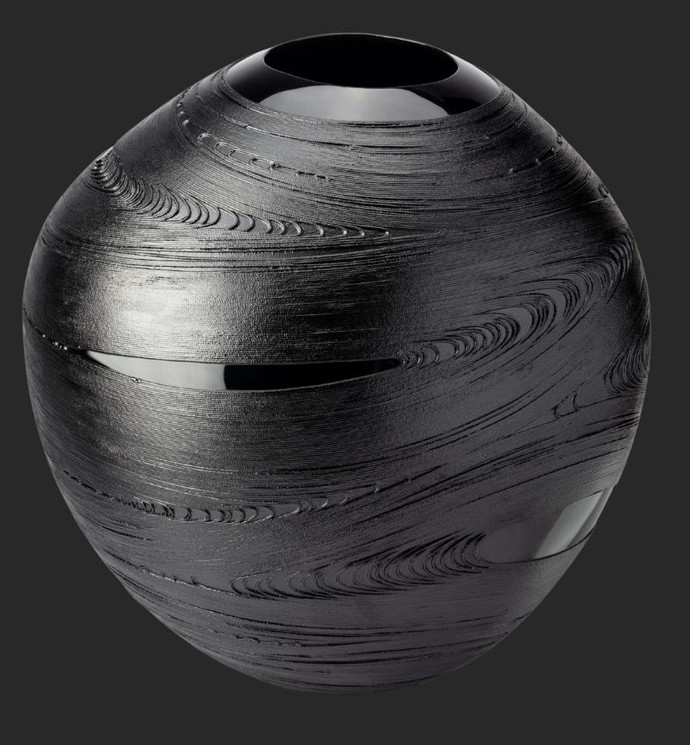 Schwarzes, bauchiges Lackobjekt mit geschwungenen Linien.