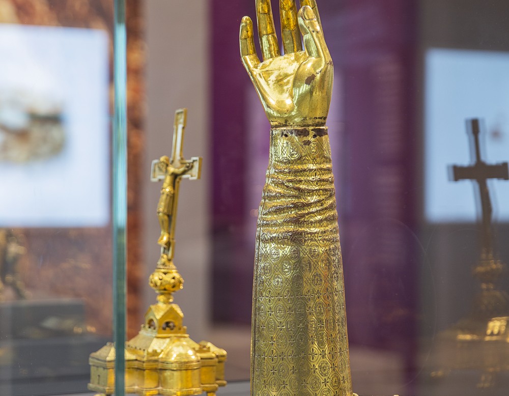 Goldene Arbeiten in einer Vitrine.