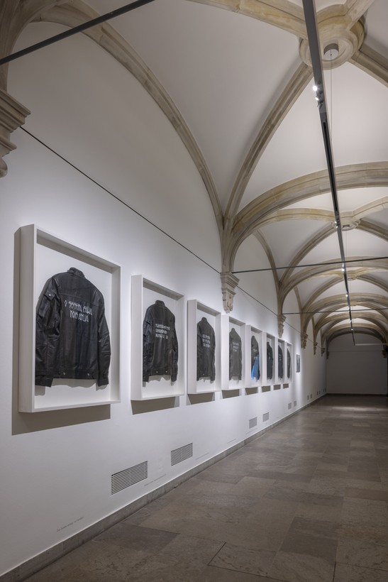 Rehabilitation – São Paulo, 2006 | Installation aus 8 Jacken