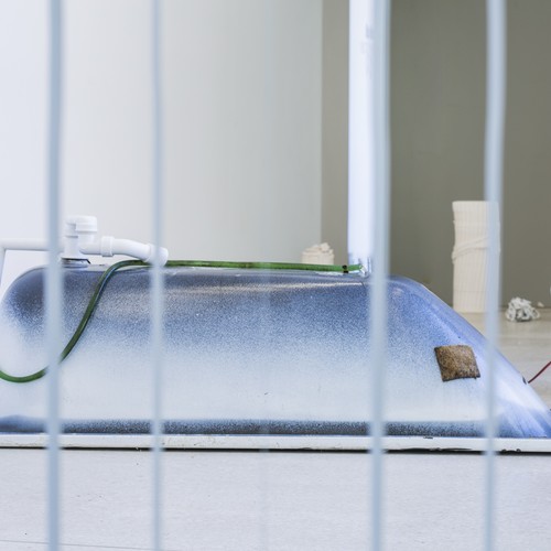 Badewanne liegt mit der offenen Seite auf dem Boden.
