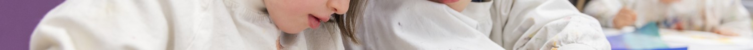 Kinder malen gemeinsam