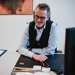 Portrait von Detlev Husken im Büro