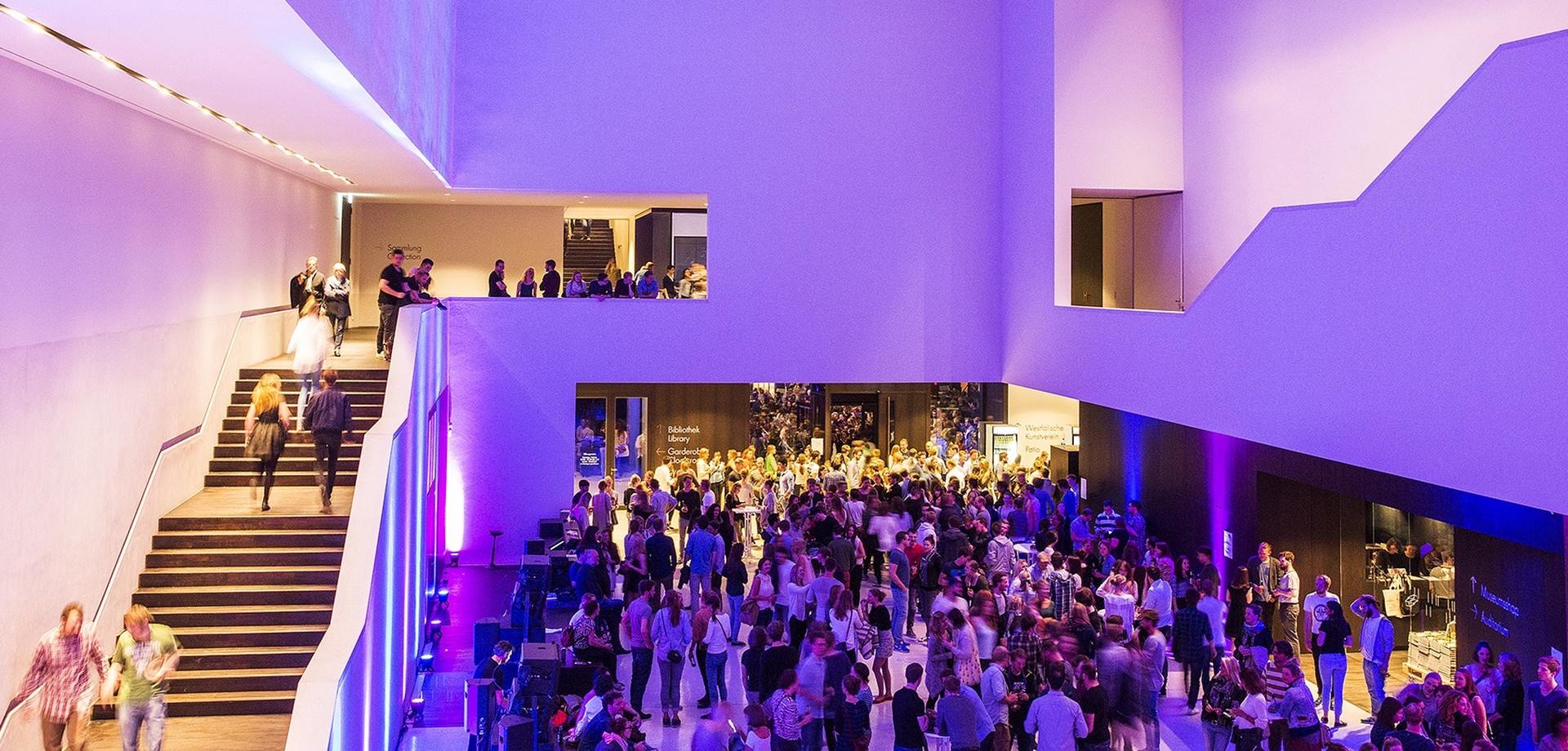 Blau und pink beleuchtetes Museumsfoyer