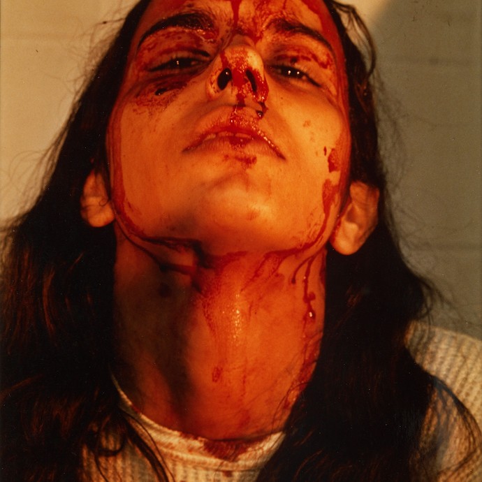 Ana Mendieta, Untitled (Self-Portrait with Blood), 1973.© Estate of Ana Mendieta Collection, LLC, Courtesy Galerie Lelong & Co., VG Bild-Kunst, Tate (vergrößerte Bildansicht wird geöffnet)