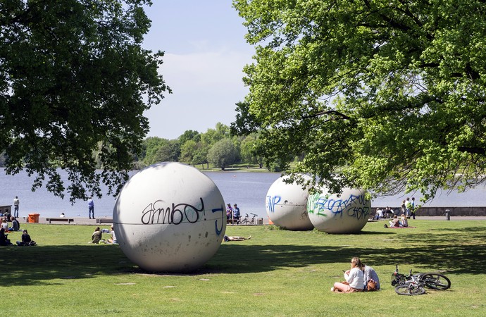 Das Foto zeigt die Giant Pool Balls des Künstlers Oldenburg am Aasee.