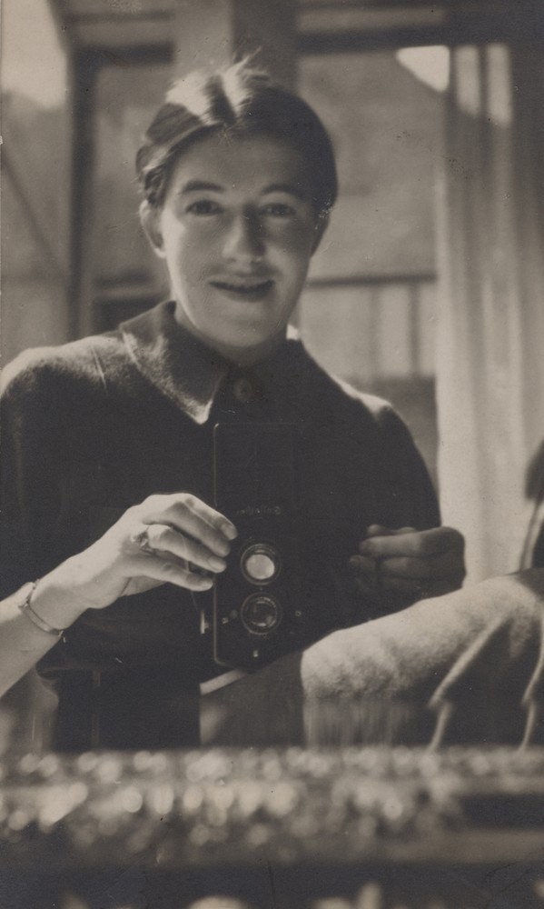 Annelise Kretschmer mit Kamera von 1927. (Repro: LWL-MKuK/Hanna Neander ©Nachlass Annelise Kretschmer, LWL -Museum für Kunst und Kultur, Münster)