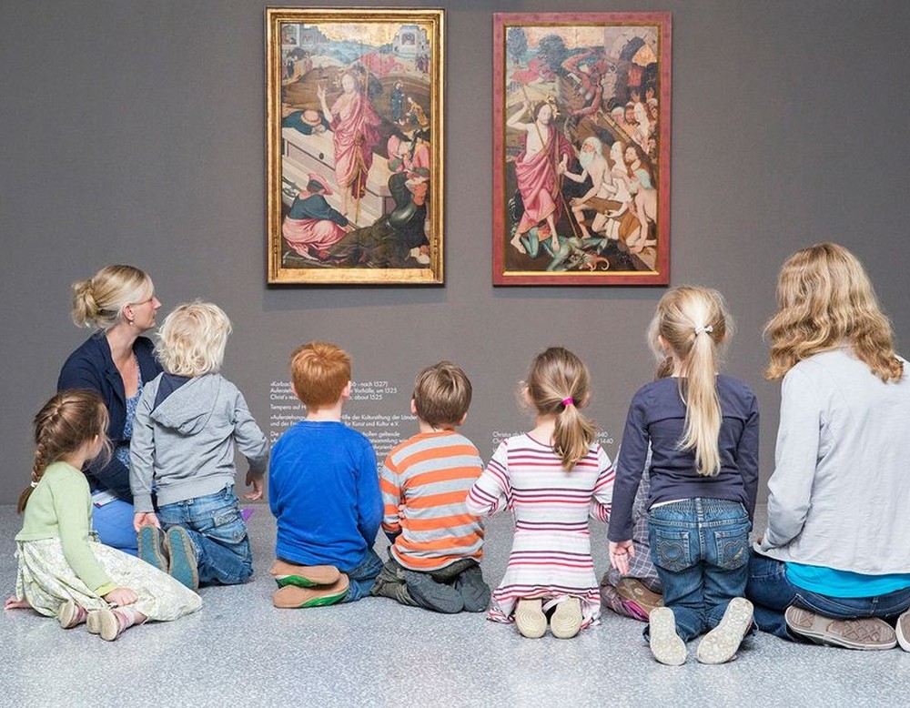 Kinder beim Beobachten von Gemälden