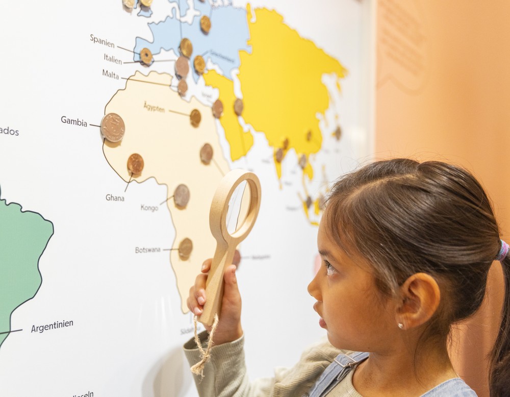 Kind in der Ausstellung "Reiselustig".