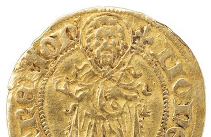 Eine goldener Gulden mit einem Heiligen und lateinischer Schrift