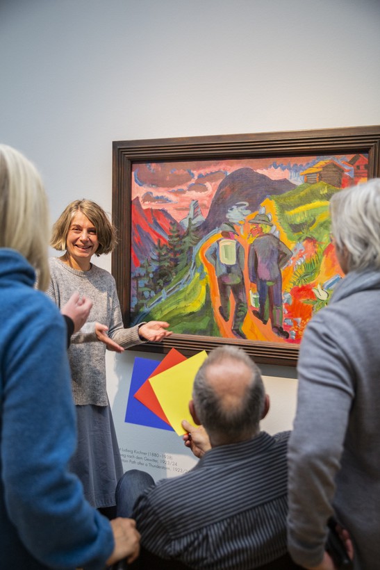 Kunstvermittlerin vor einem ausdrucksstarken Gemälde Kunstvermittlerin vor einem ausdrucksstarken Gemälde