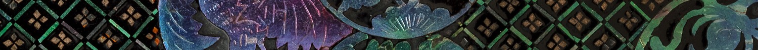 Ausschnitt eines blau-lila glänzenden Fledermausmotivs auf dunklem Grund.