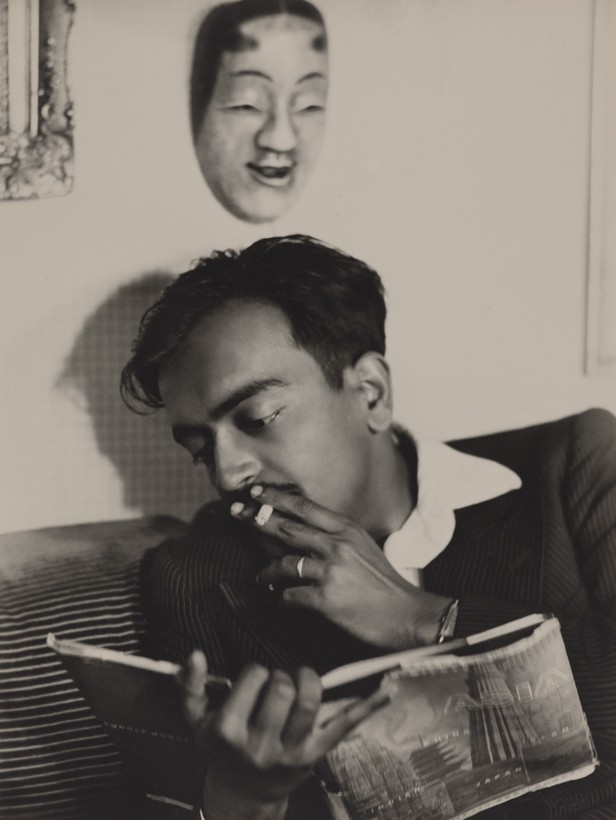 Bildnis des Ehemanns von einer der Schwestern Plöger mit Zigarette in der Hand, eine Zeitung lesend.