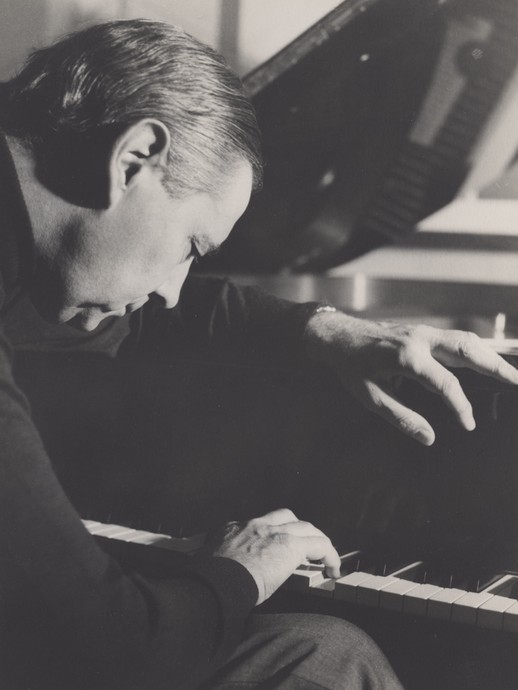 Bildnis des Pianisten Carl Seemann aus Freiburg am Klavier (vergrößerte Bildansicht wird geöffnet)