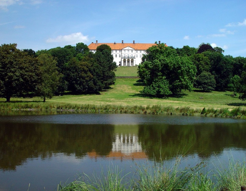 Eine Rückansicht des Schloss Cappenberg mit Teich im Vordergrund
Foto:Atelier Klaus Mischke Selm