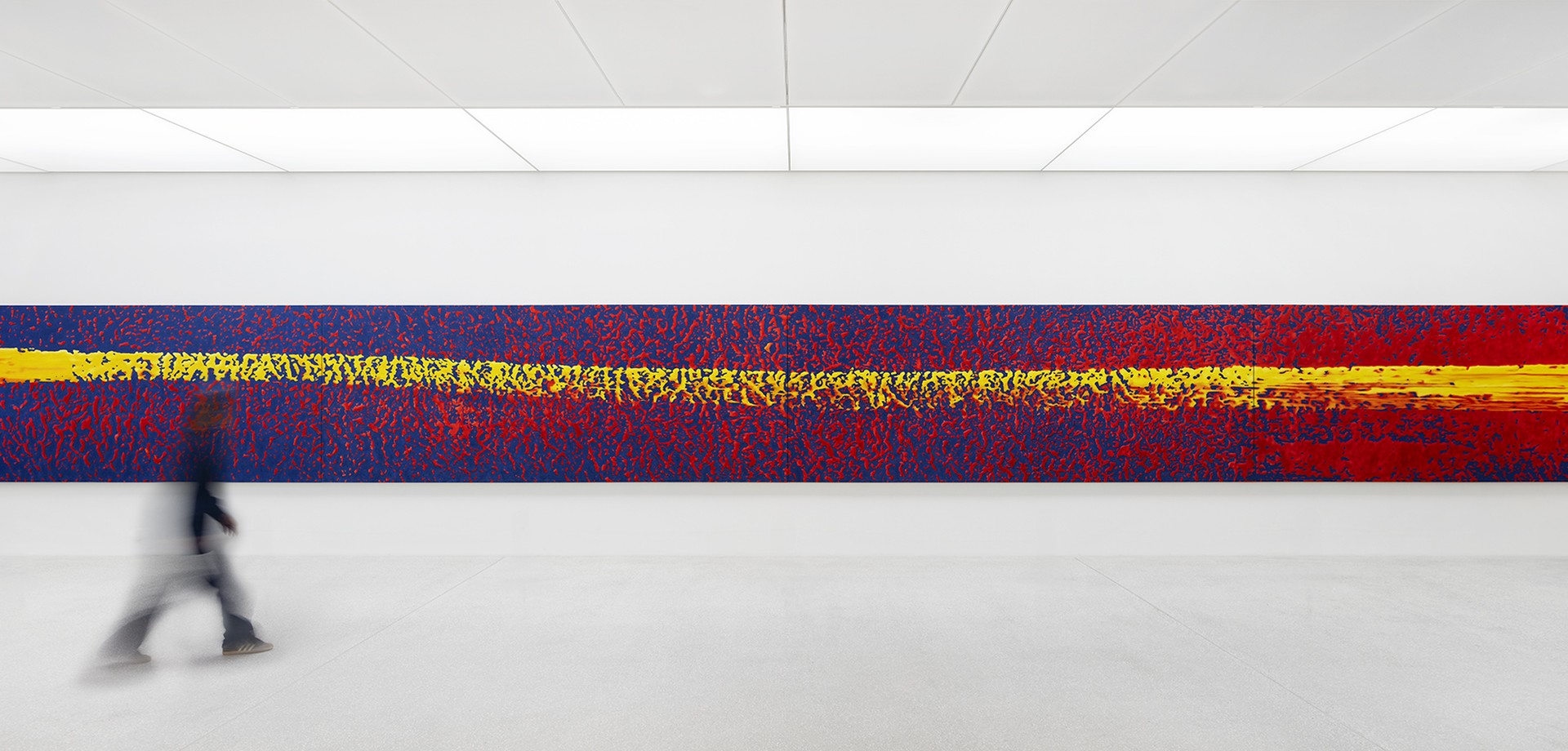 Gerhard Richters "Strich (auf Blau)". Ein langes Gemälde mit einem gelben Strich auf blauem Grund mit roten Flecken