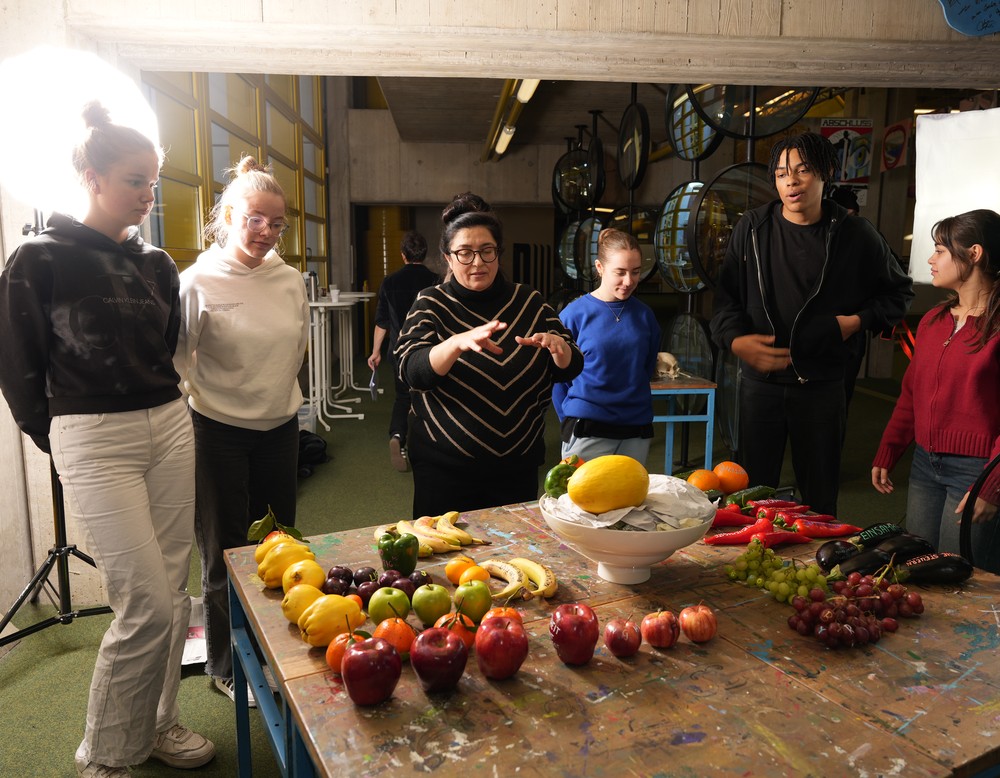 Schüler:innen zusammen mit Esra Ersen