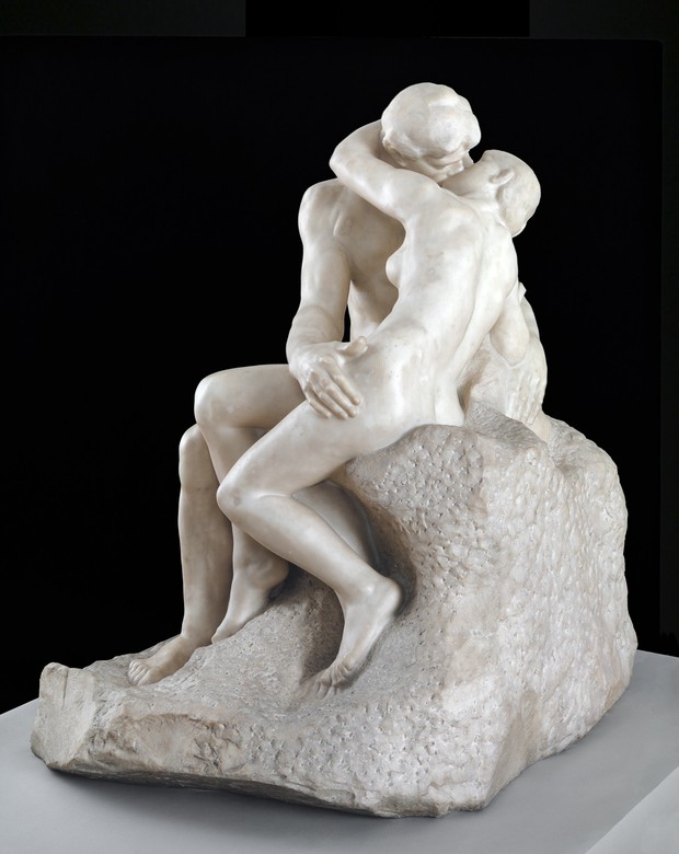 Skulptur eines sich küssenden Paares