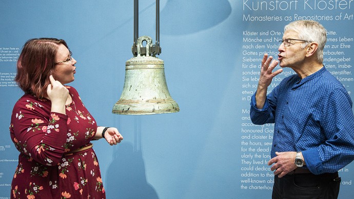 Mann und Frau gebärden in der Sammlung.