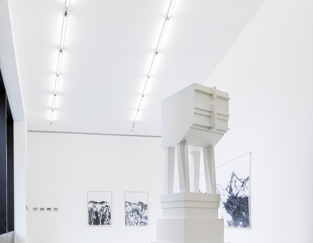 Plastik des "Elefanten" im Eingangsbereichs des Ausstellungsraums.